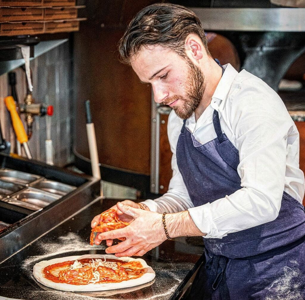 Antonio Morreale préparant une pizza