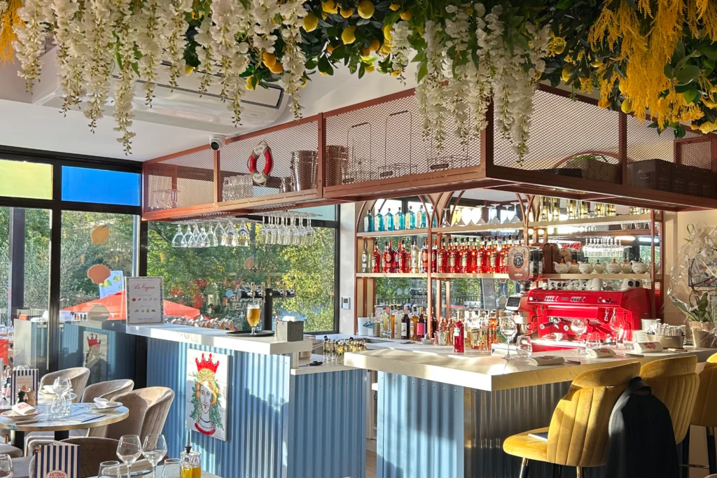 Intérieur du restaurant Bella Vista à Caluire, il y a le bar bleu et des bouteilles Apérol