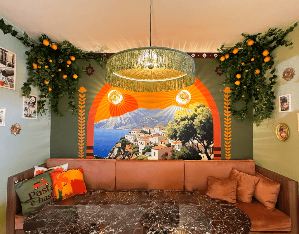 Tapisserie et ambiance tamisée pour le coin vip d'Antonio e Marco - Limas