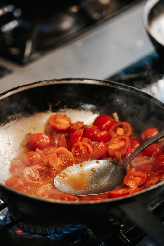 tomates cerises qui cuisent dans une poêle